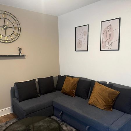 Home Sweet Home In Rg1 With Free Parking Reading Extérieur photo