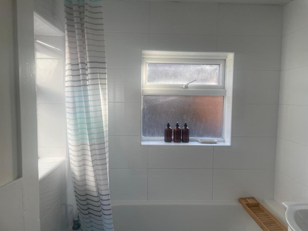 Home Sweet Home In Rg1 With Free Parking Reading Extérieur photo